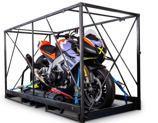 Aprilia Tuono "A pure sportbike with hooliganism!"