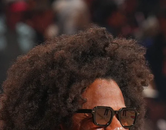 Beyonce and Blue help Jay-Z do his hair