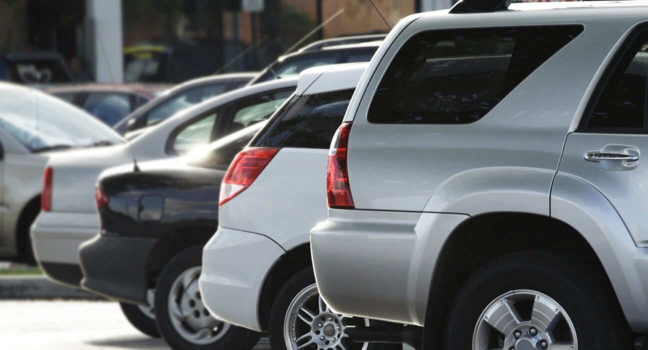 Do dark-colored cars really have worse gas mileage in hot weather?