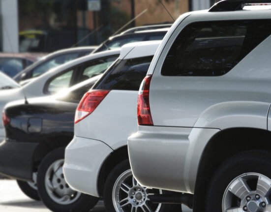 Do dark-colored cars really have worse gas mileage in hot weather?