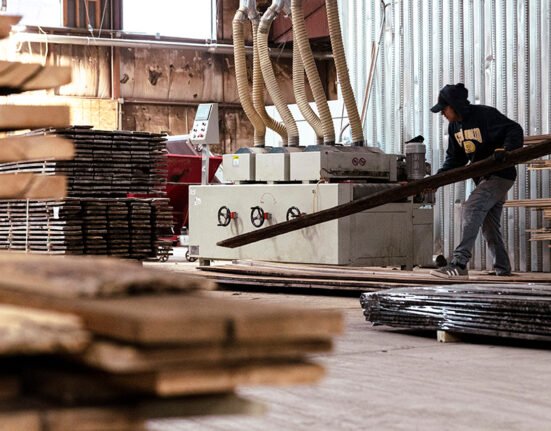 US business activity expands on manufacturing power