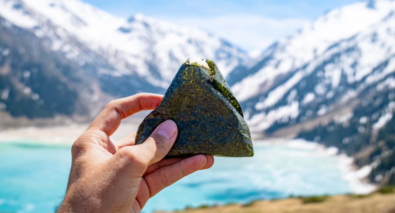 Why is onigiri the perfect hiking lunch?