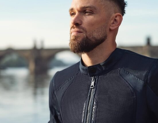 Are motorcycle jackets and gloves worth wearing during heat waves? riding safely in extreme temperatures