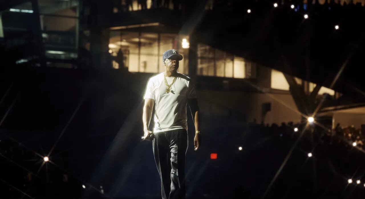 Beyonce shaves Jay-Z's afro at Yankee Stadium
