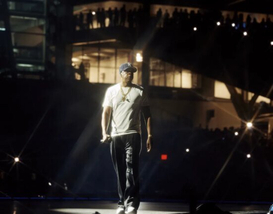Beyonce shaves Jay-Z's afro at Yankee Stadium