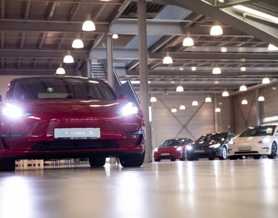 Car makers don't think they should fix blinding headlights