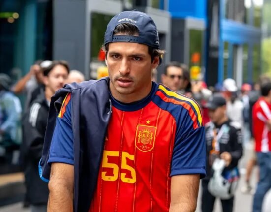 Carlos Sainz warns Williams to 'wake up' as struggling F1 car stops progress