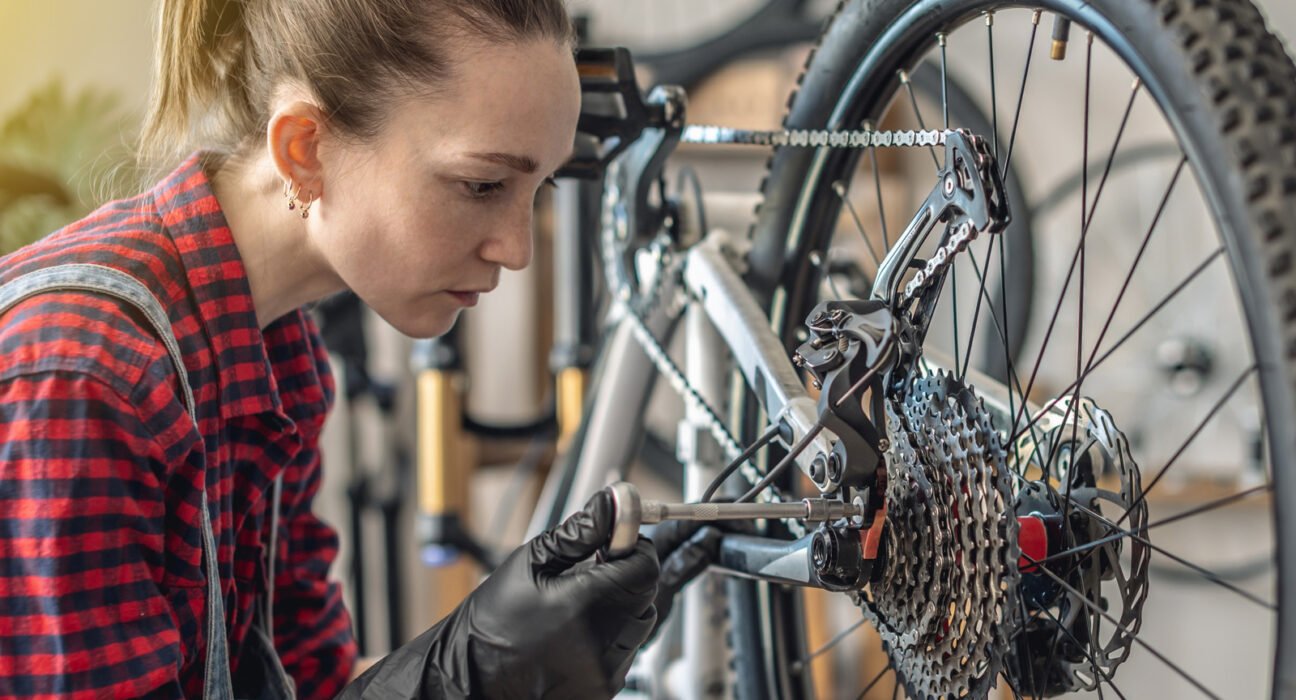 Here's what should be in your bicycle repair tool kit