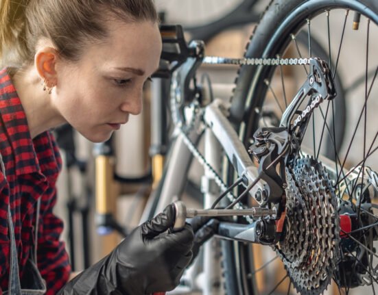 Here's what should be in your bicycle repair tool kit