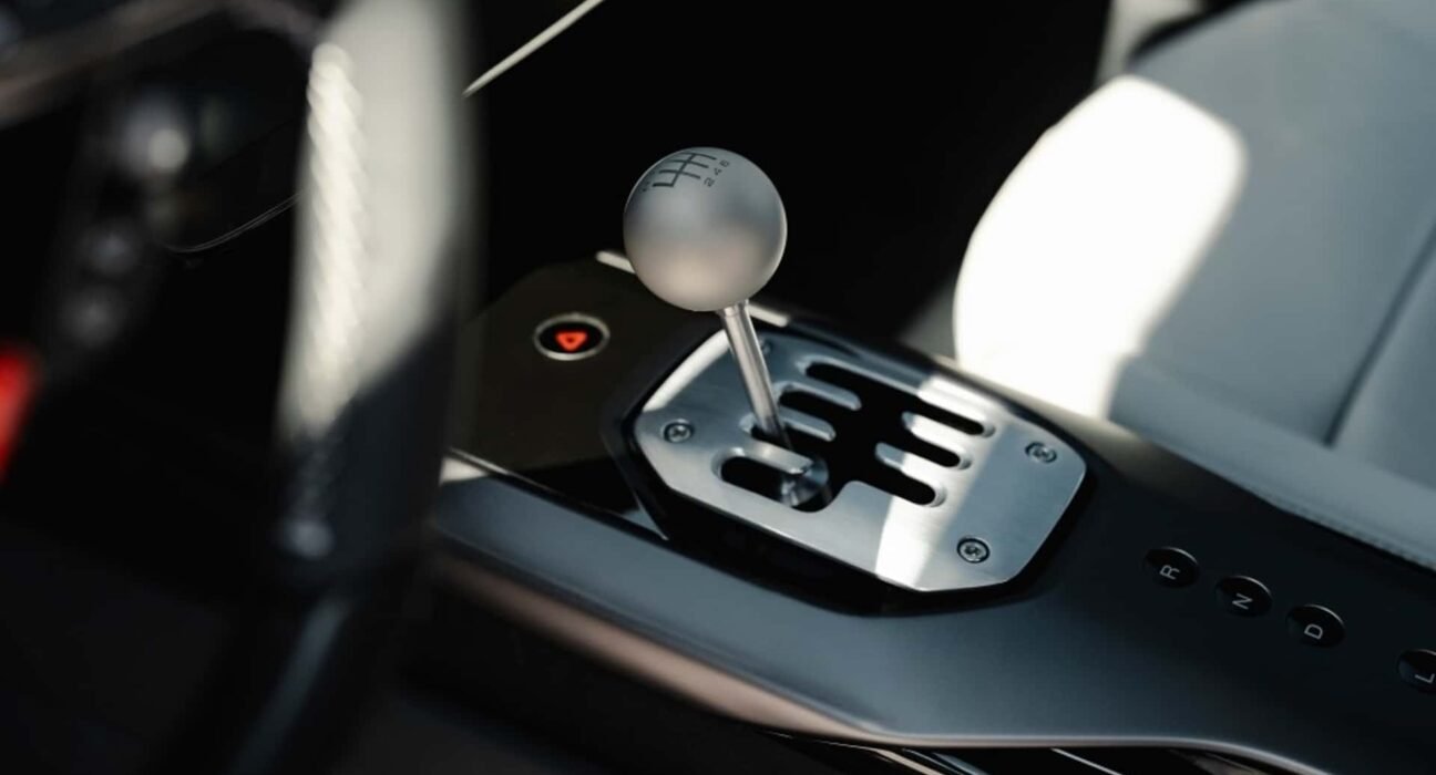 How does a Ferrari manual work?