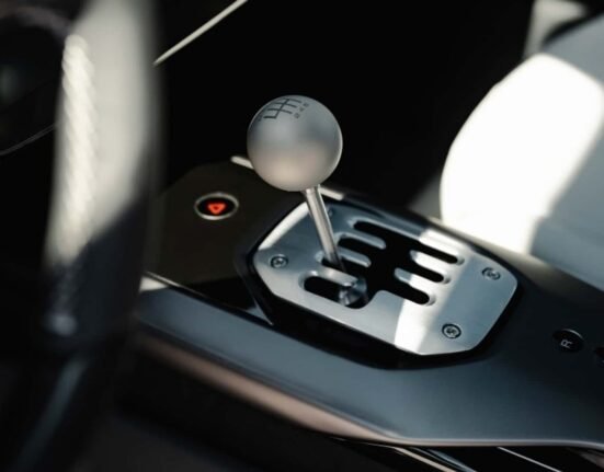 How does a Ferrari manual work?