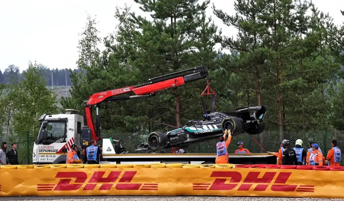 Lewis Hamilton sends message to George Russell after Spa collision and penalty