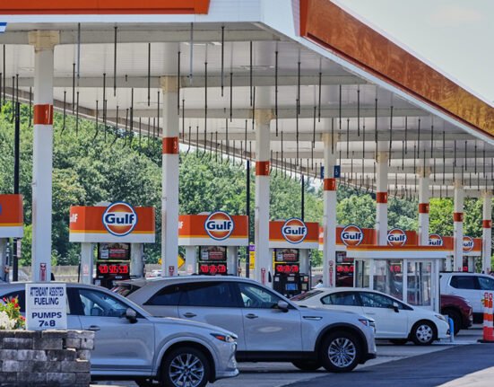 Oil prices fall as US, Iran stop attacks