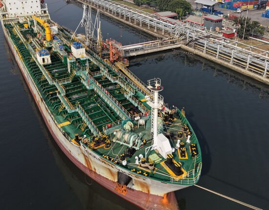 Oil prices rise above $85 as fighting flares up in Middle East