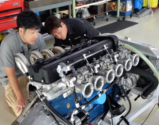 Please enjoy this Japanese racing shop that builds engines