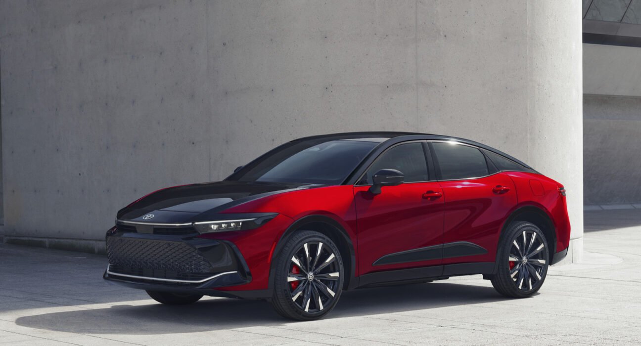 Toyota fixes the Crown's two-tone paint you thought was ugly