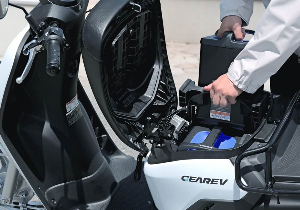 Yamaha launches swappable-battery business scooter in Japan - thepack.news